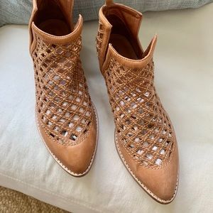 EUC Jeffery Taggert Booties
